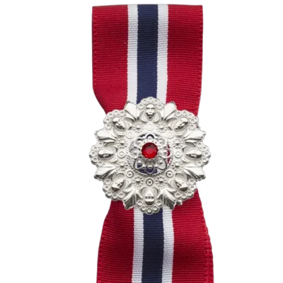 17.mai-sløyfepin 2-i-1 med raud stein, kvit